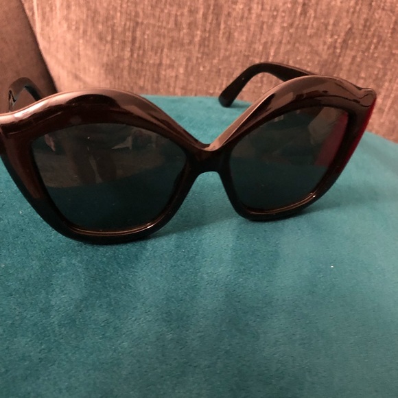 Gucci Accessories - Gucci sunglasses